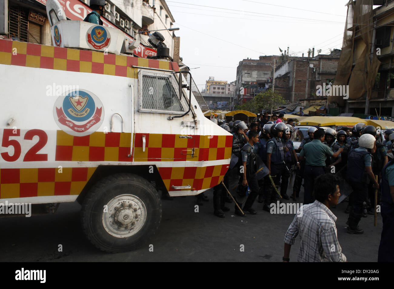 Dhaka, Bangladesh. 3rd Apr, 2014. Dhaka City Corporation declared vip road in front of ''Police vaban'' so that taxi driver made protest and police take action on them, in Dhaka, Bangladesh, on April 3, 2014. Credit:  Zakir Hossain Chowdhury/NurPhoto/ZUMAPRESS.com/Alamy Live News Stock Photo