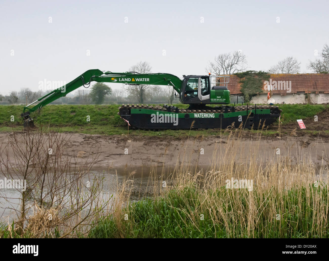 Burrowbridge, Somerset, UK. 3rd April 2014.   Dredging River Parrett Somerset levels Credit:  Mr Standfast/Alamy Live News  Waterking 150 amphibious excavator Stock Photo
