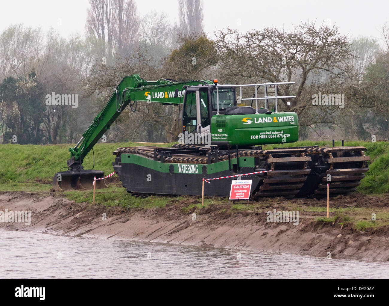 Burrowbridge, Somerset, UK. 3rd April 2014.   Dredging River Parrett Somerset levels Credit:  Mr Standfast/Alamy Live News  Waterking 150 amphibious excavator Stock Photo