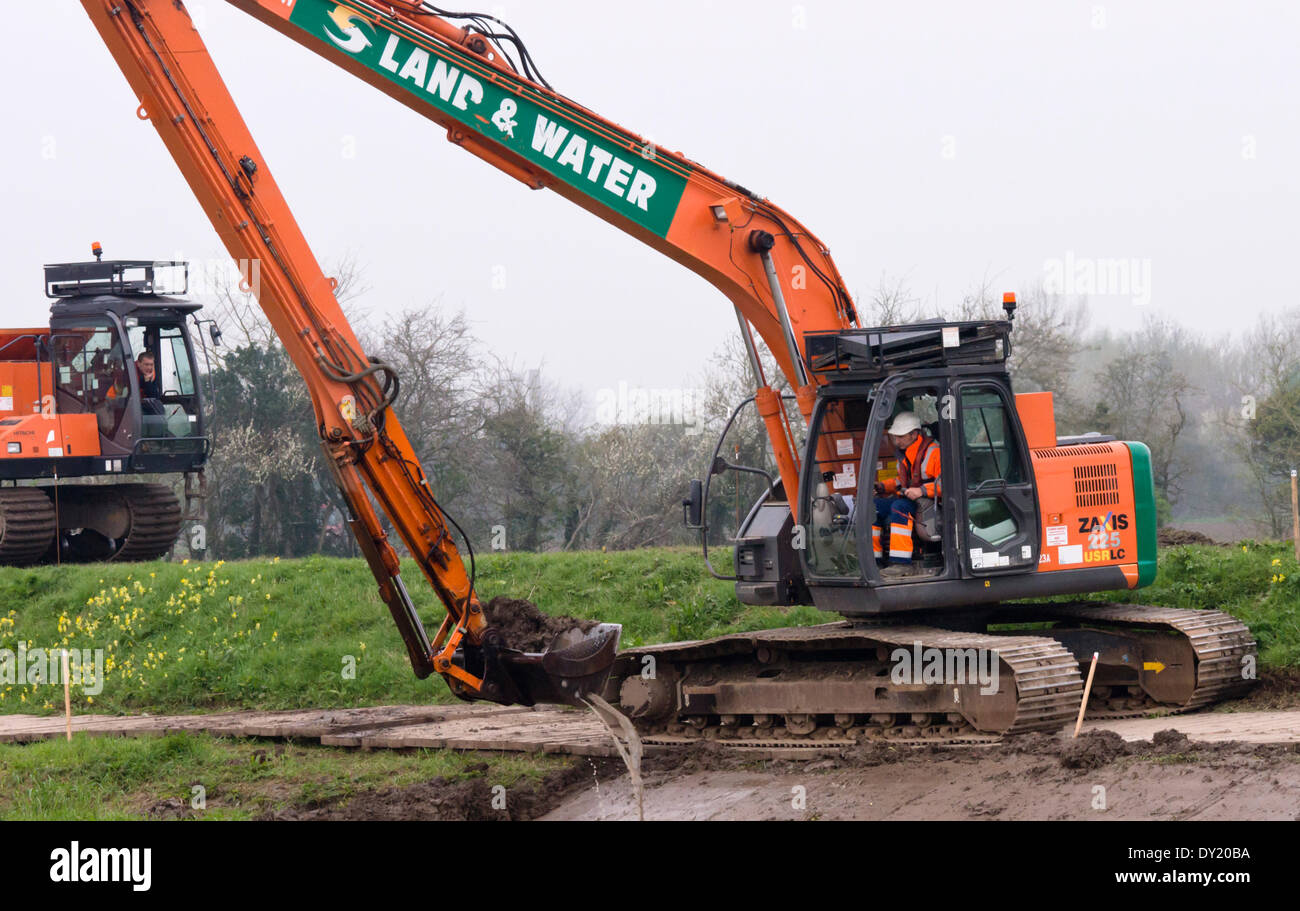 Burrowbridge, Somerset, UK. 3rd April 2014.   Dredging River Parrett Somerset levels Credit:  Mr Standfast/Alamy Live News  hitachi long reach excavator ZAXIS 225 Stock Photo