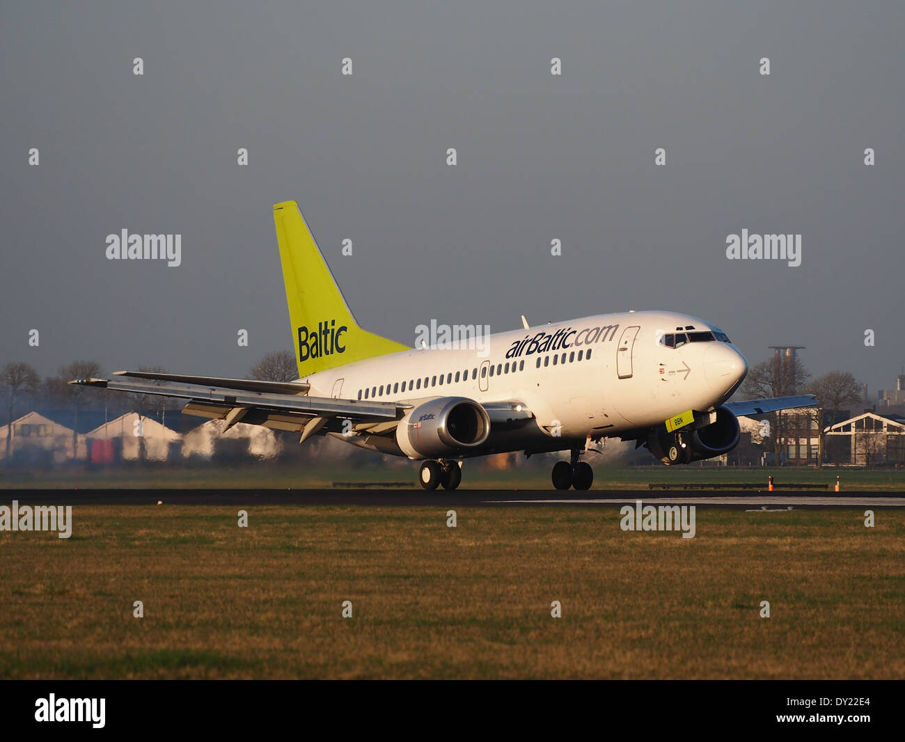 YL-BBN Air Baltic Boeing 737-522 - cn 26683, landing at AMS Amsterdam (Schiphol), pic2 Stock Photo