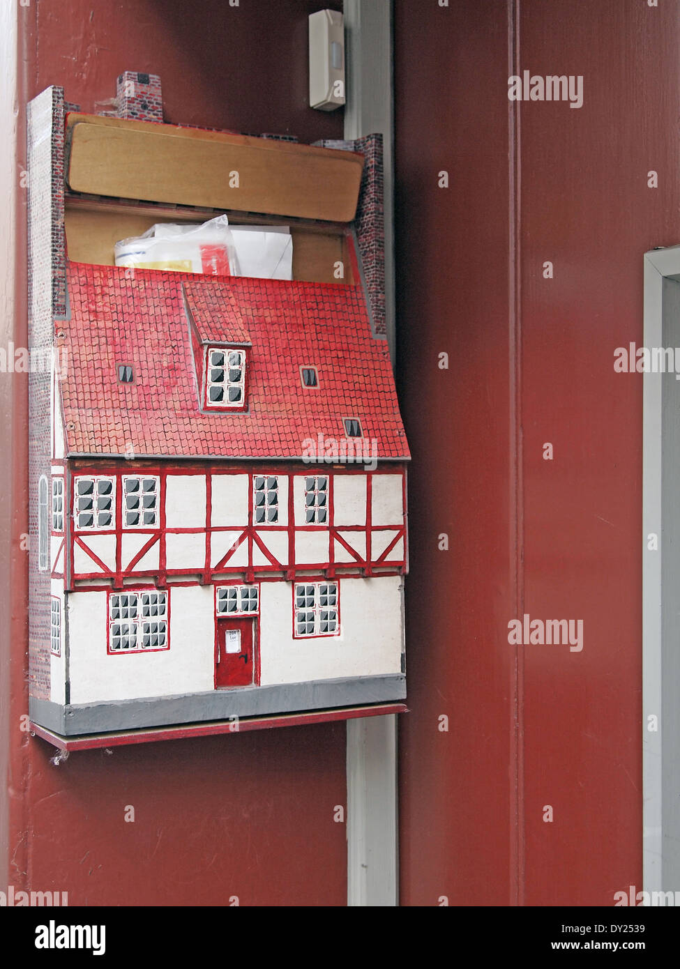 individueller  Briefkasten an einem Wohnhaus Stock Photo