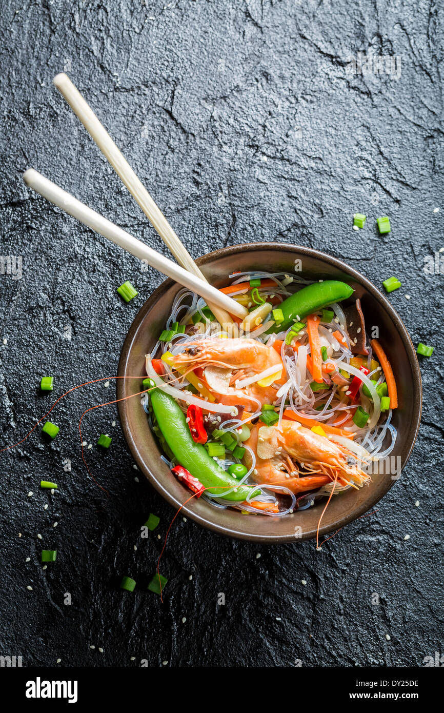 Shrimp with noodles and vegetables Stock Photo - Alamy