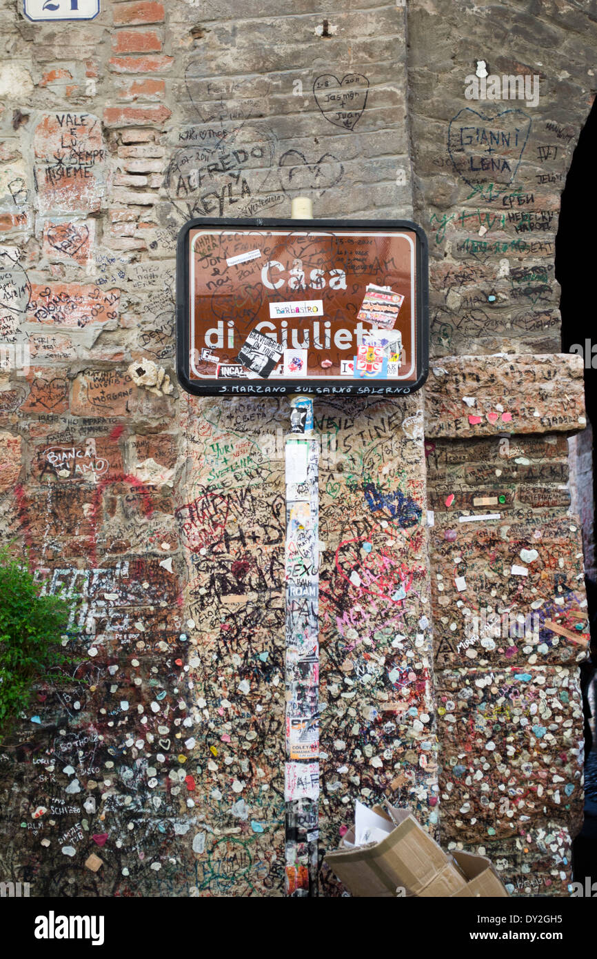 april 26,2012.Verona,italy.cartello turistico che indica la casa di giulietta. Stock Photo