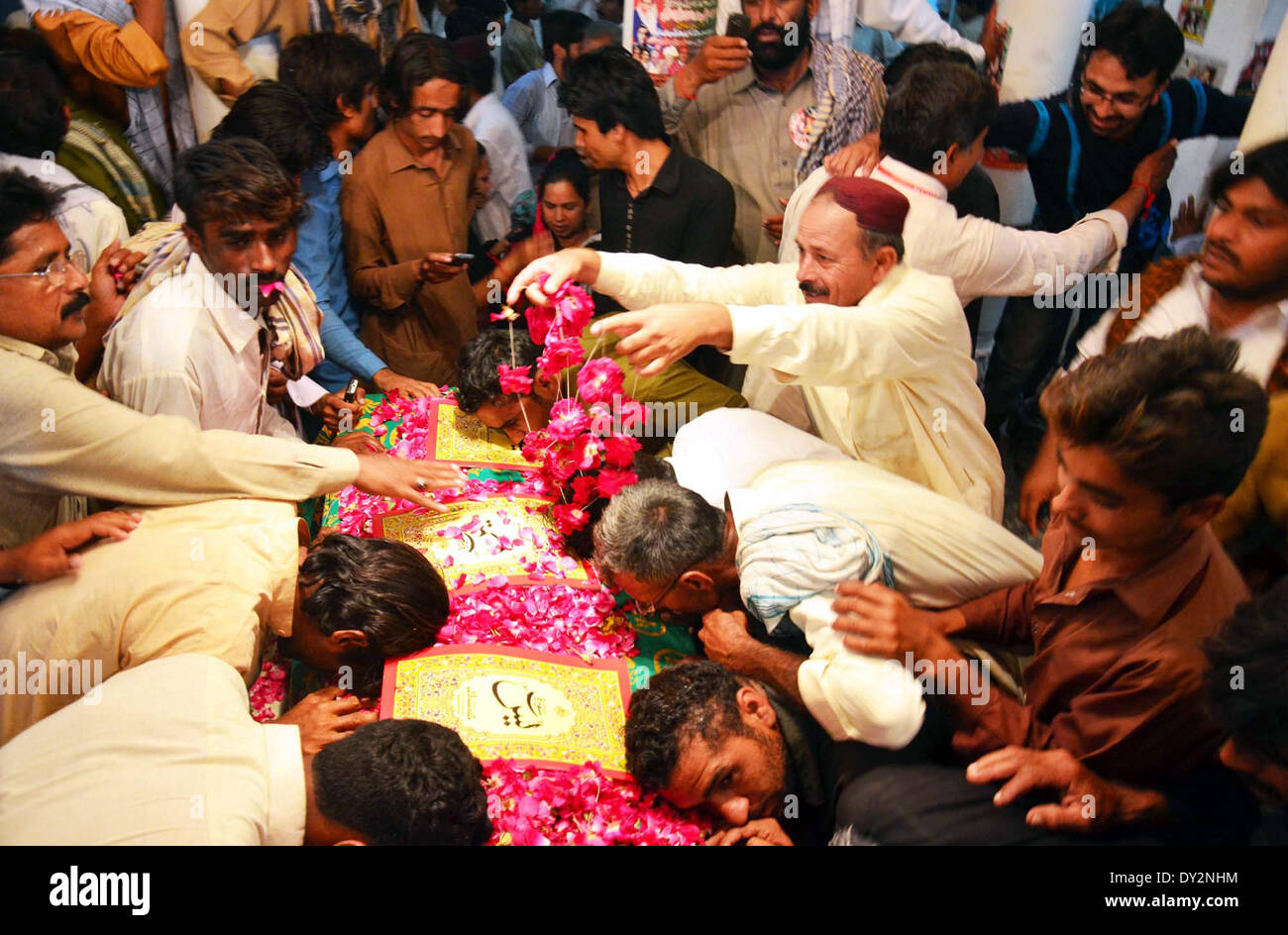 Bhutto devotees are showing their affection as they laying floral wreath on grave of Zulfiqar Ali Butto on the occasion of his 35th death anniversary held in Garhi Khuda Bux on Friday, April 04, 2014. Credit:  Asianet-Pakistan/Alamy Live News Stock Photo