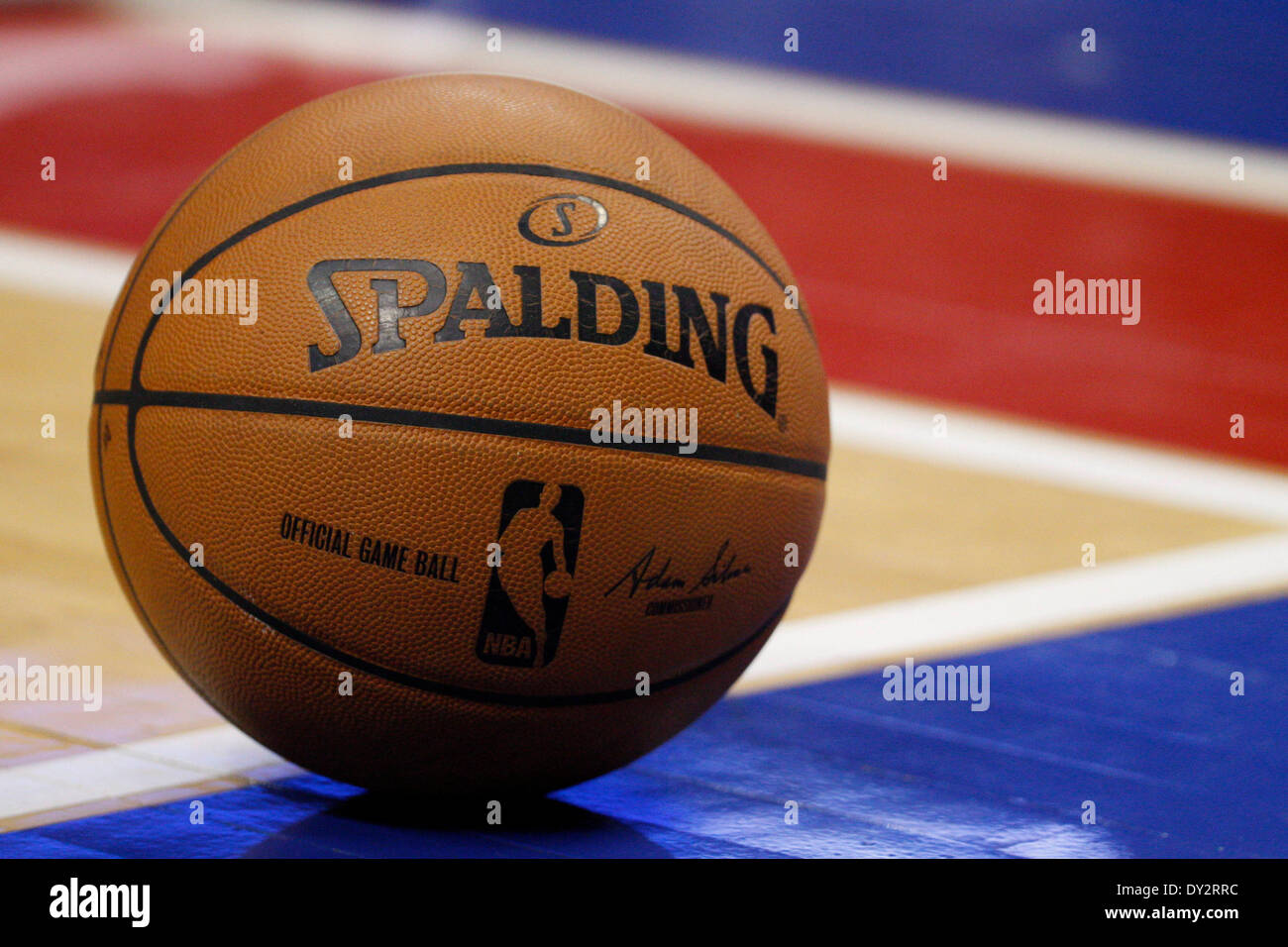 Phoenix Suns guard Eddie House shoots over Charlotte Bobcats guard Raymond  Felton at the Charlotte Bobcats Arena in Charlotte, N.C. on December 30,  2005. (UPI Photo/Nell Redmond Stock Photo - Alamy