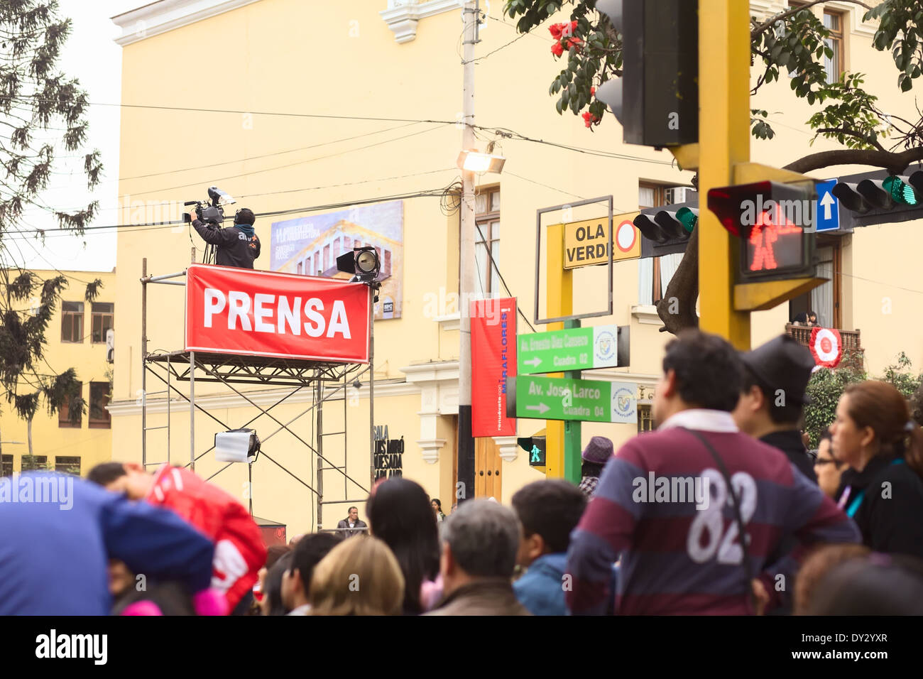Press videographer on a scaffold at the Wong Parade in Miraflores, Lima, Peru Stock Photo
