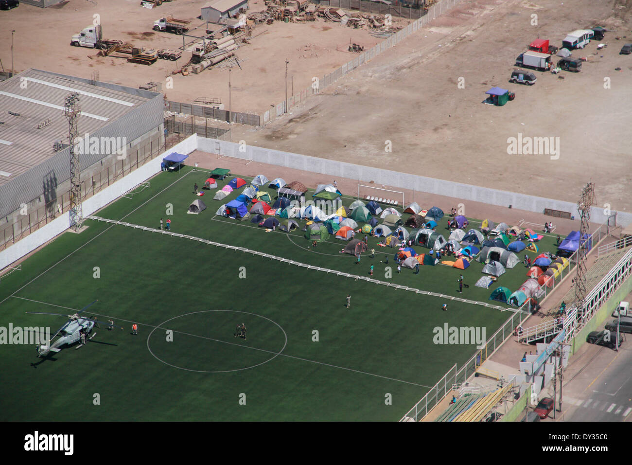Alto Hospicio, Chile. 4th Apr, 2014. Aerial view of a camping in the sector of Alto Hospicio, province of Iquique, Chile, on April 4, 2014. The Early Warning Center of the National Emergency Office (Onemi, for its acronym in Spanish) said that there have been about hundreds aftershocks registered through Thursday in the north of Chile, which affected the regions of Arica, Parinacota, and Tarapaca. Credit:  Str/Xinhua/Alamy Live News Stock Photo