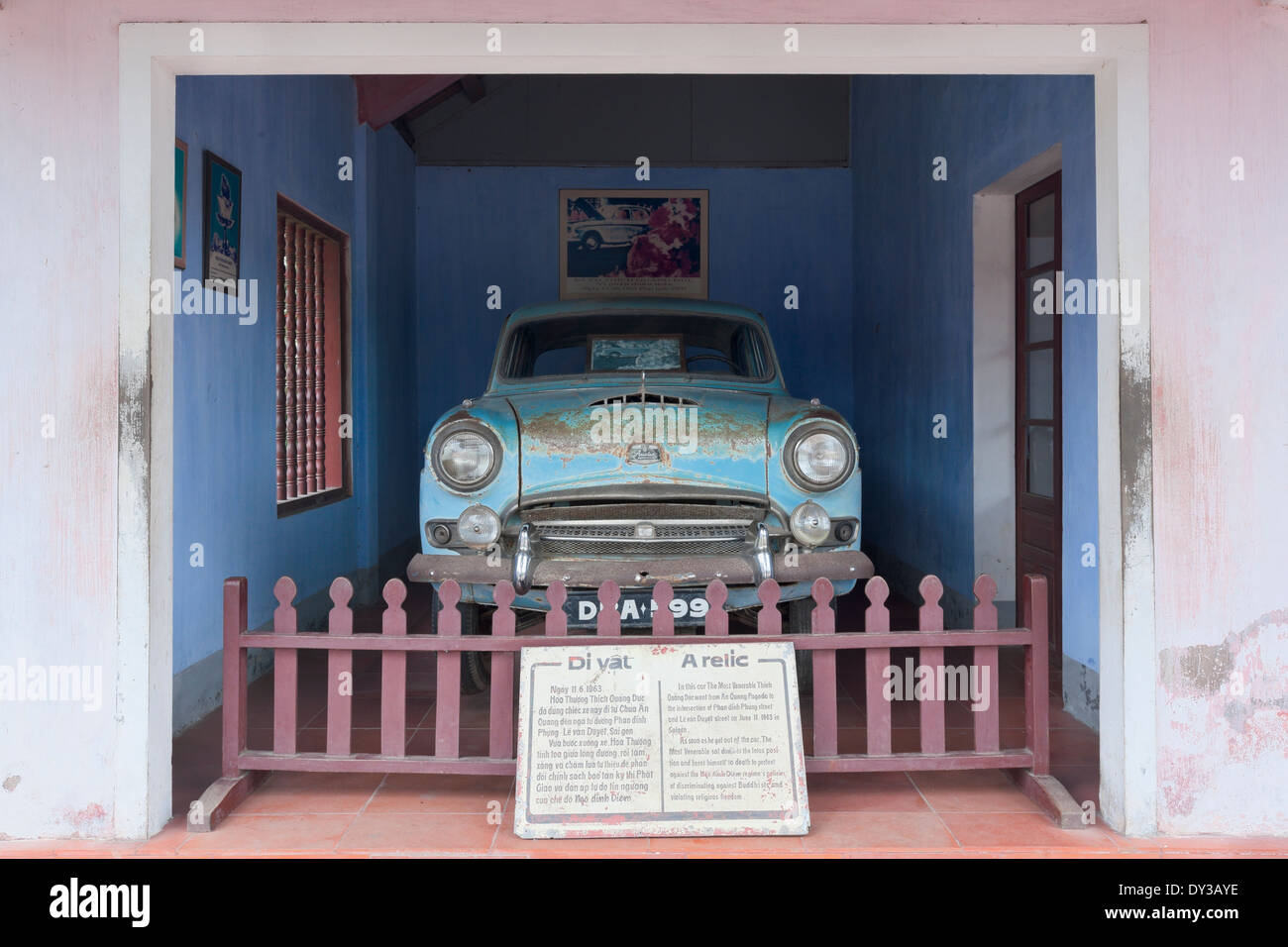 Thien Mu Pagoda, Hue, Vietnam. Austin motorcar that carried monk Thich Quang Duc to the site of his self-immolation in 1963 Stock Photo