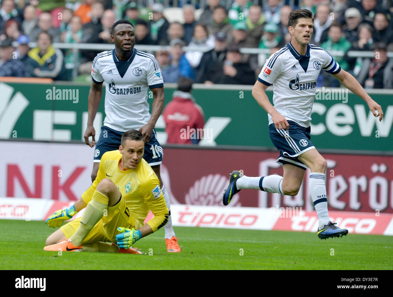 Bremen's goal keeper Raphael Wolf (L), Schalke's Chinedu Obasi and Schalke's Klaas-Jan Huntelaar (R) watch the ball during the Bundesliga soccer match between Werder Bremen and FC Schalke 04 at Weserstadion in Bremen, Germany. 05 April 2014. Photo: Carmen Jaspersen/dpa (ATTENTION: Due to the accreditation guidelines, the DFL only permits the publication and utilisation of up to 15 pictures per match on the internet and in online media during the match.) Stock Photo
