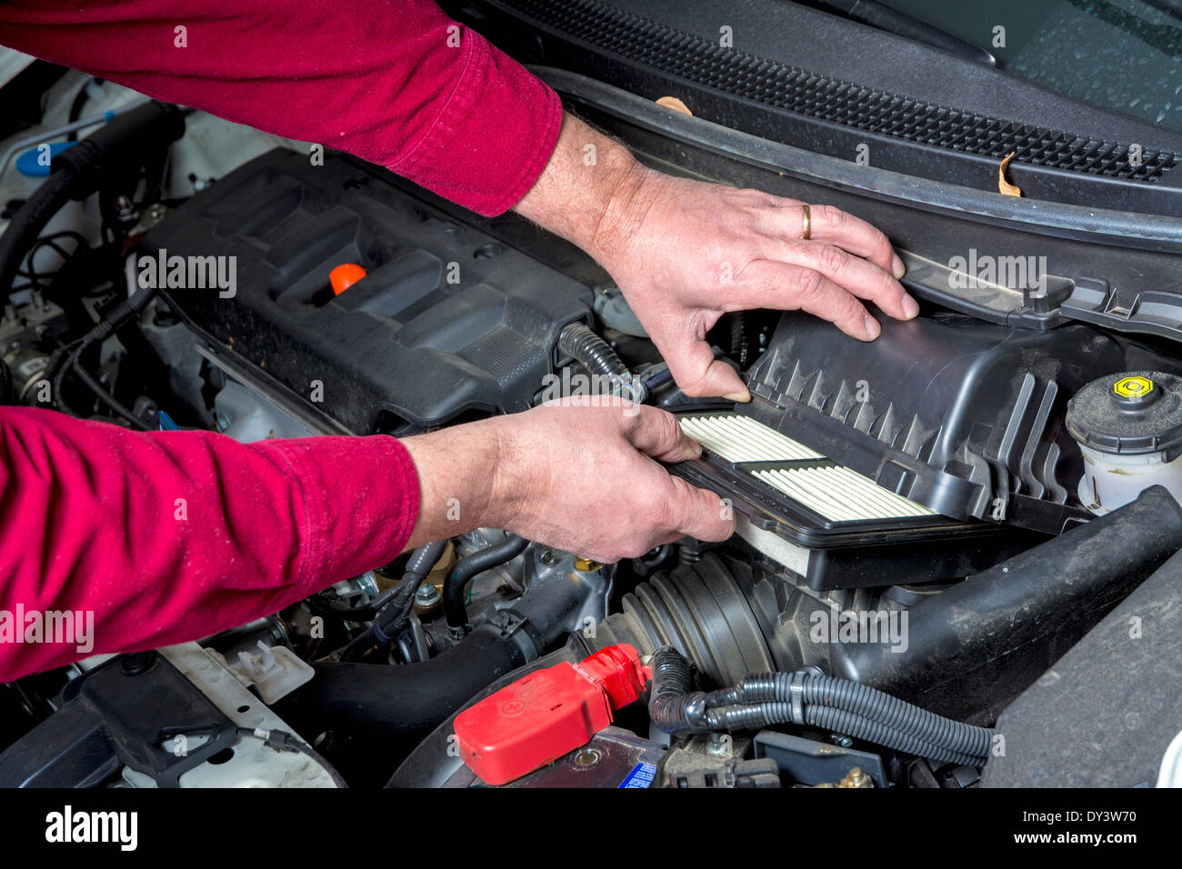 Replacing an Ari Cleaner in a car Stock Photo