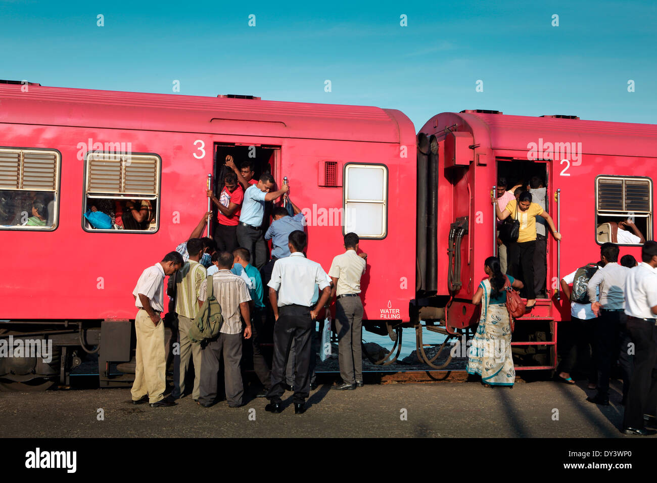 train-at-bambalapitiya-railway-station-with-commuters-on-their-way-DY3WP0.jpg