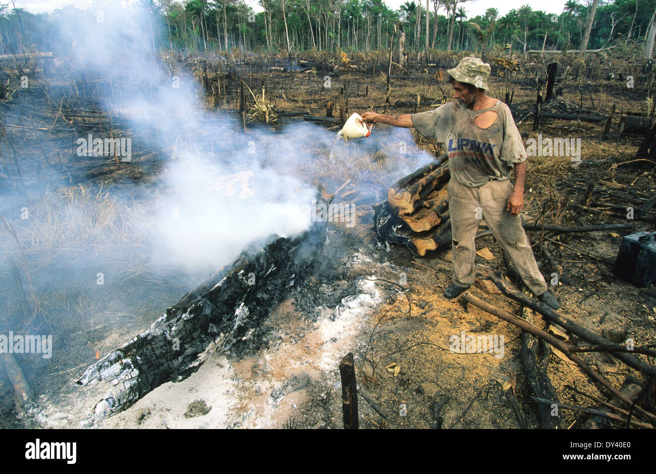 Brazil rainforest burning farmer hi-res stock photography and images ...