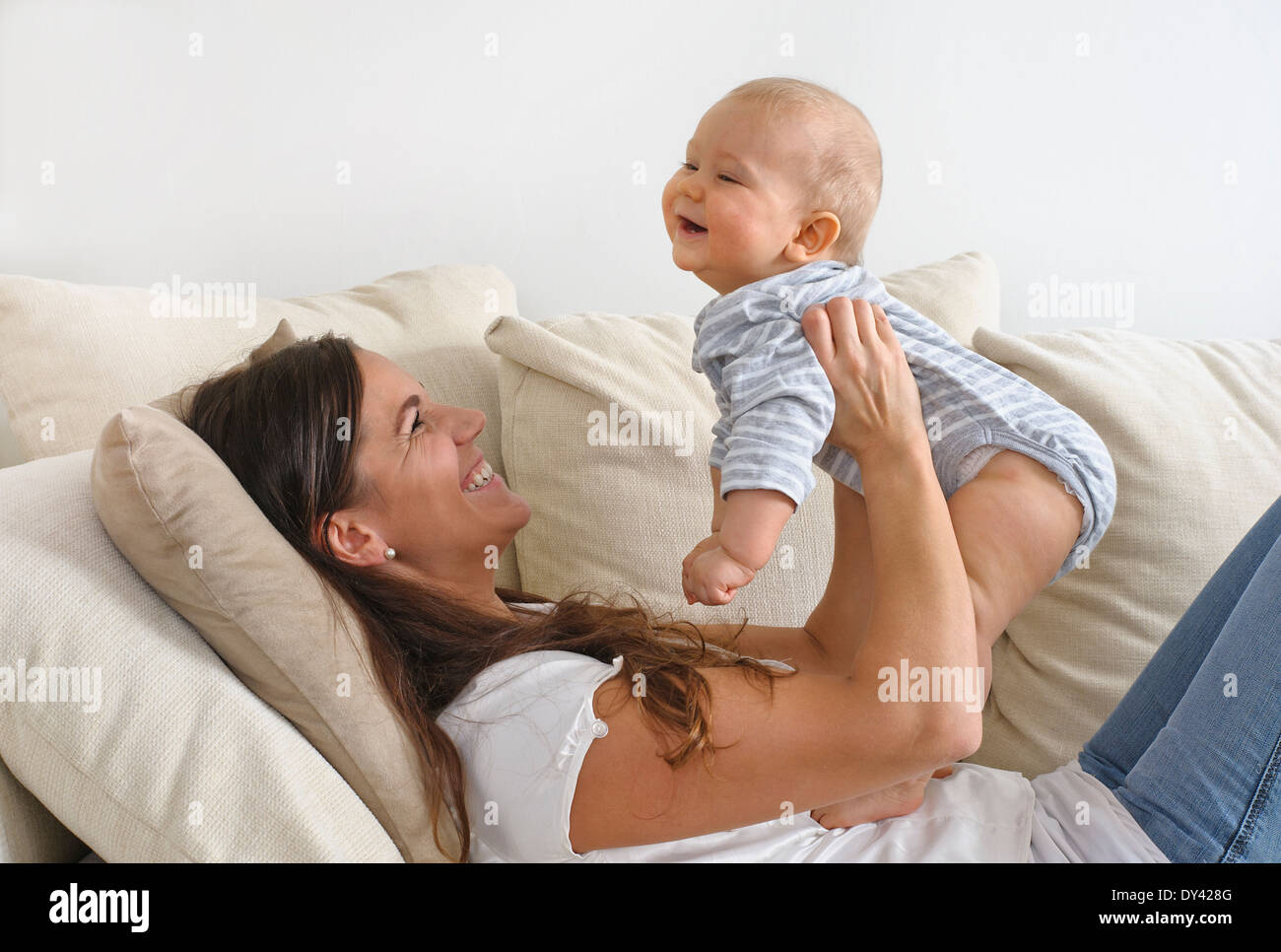 Поднять маму. Мать с ребенком. Несёт сестру на руках. Мама поднимает ребенка. Мать с ребенком.