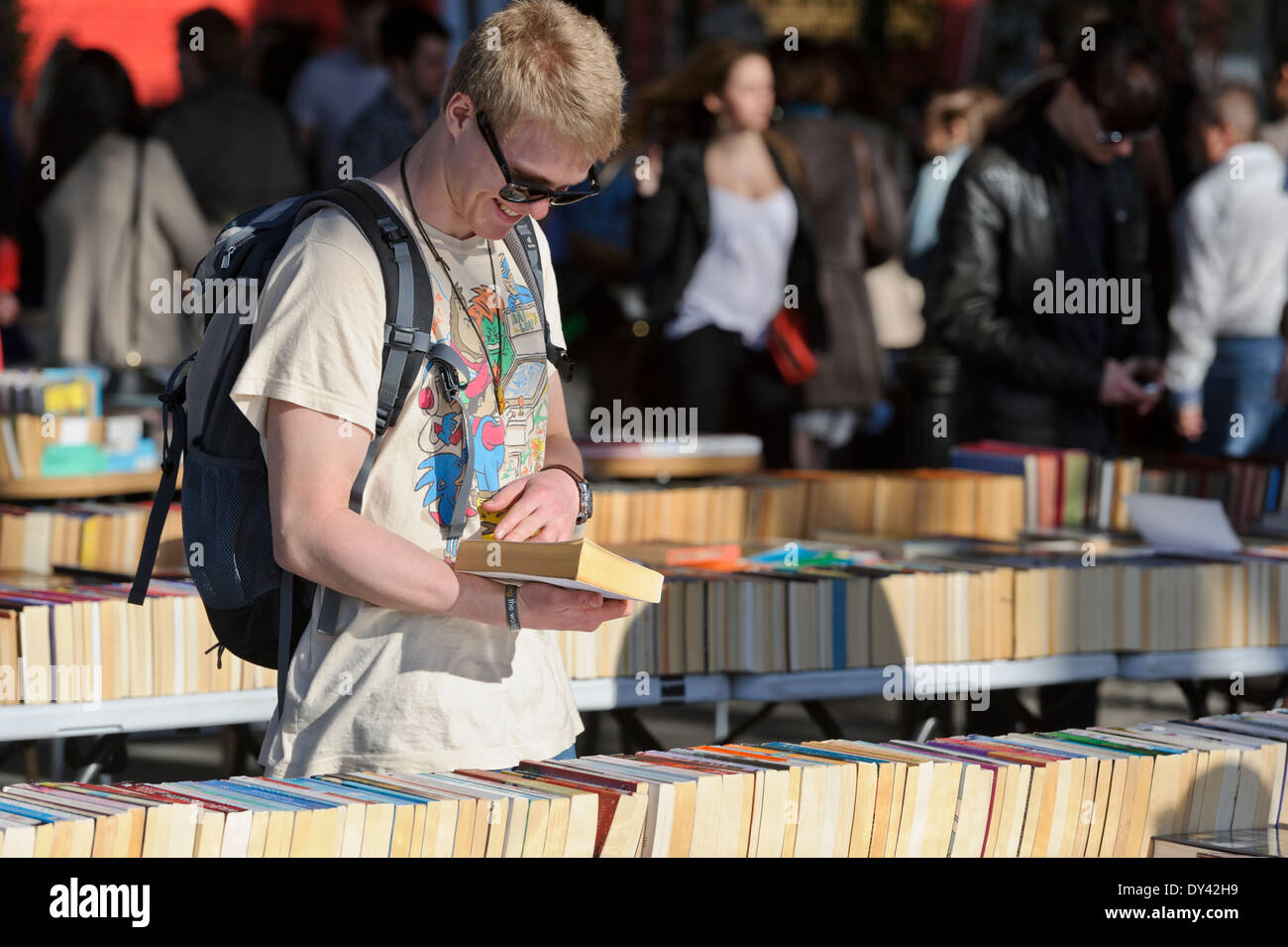 Sundays flea market hires stock photography and images Alamy