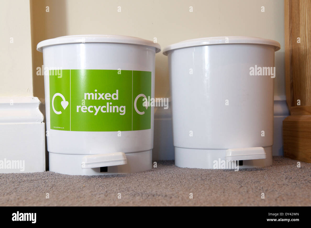 https://c8.alamy.com/comp/DY42WN/pedal-bins-for-recycling-and-rubbish-in-bb-DY42WN.jpg