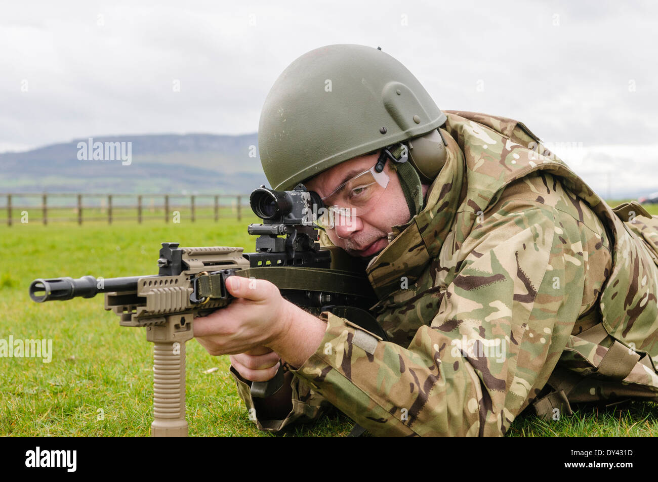 A British Army soldier lies prone on a firing range with a SA80 L85A2 assault rifle Stock Photo