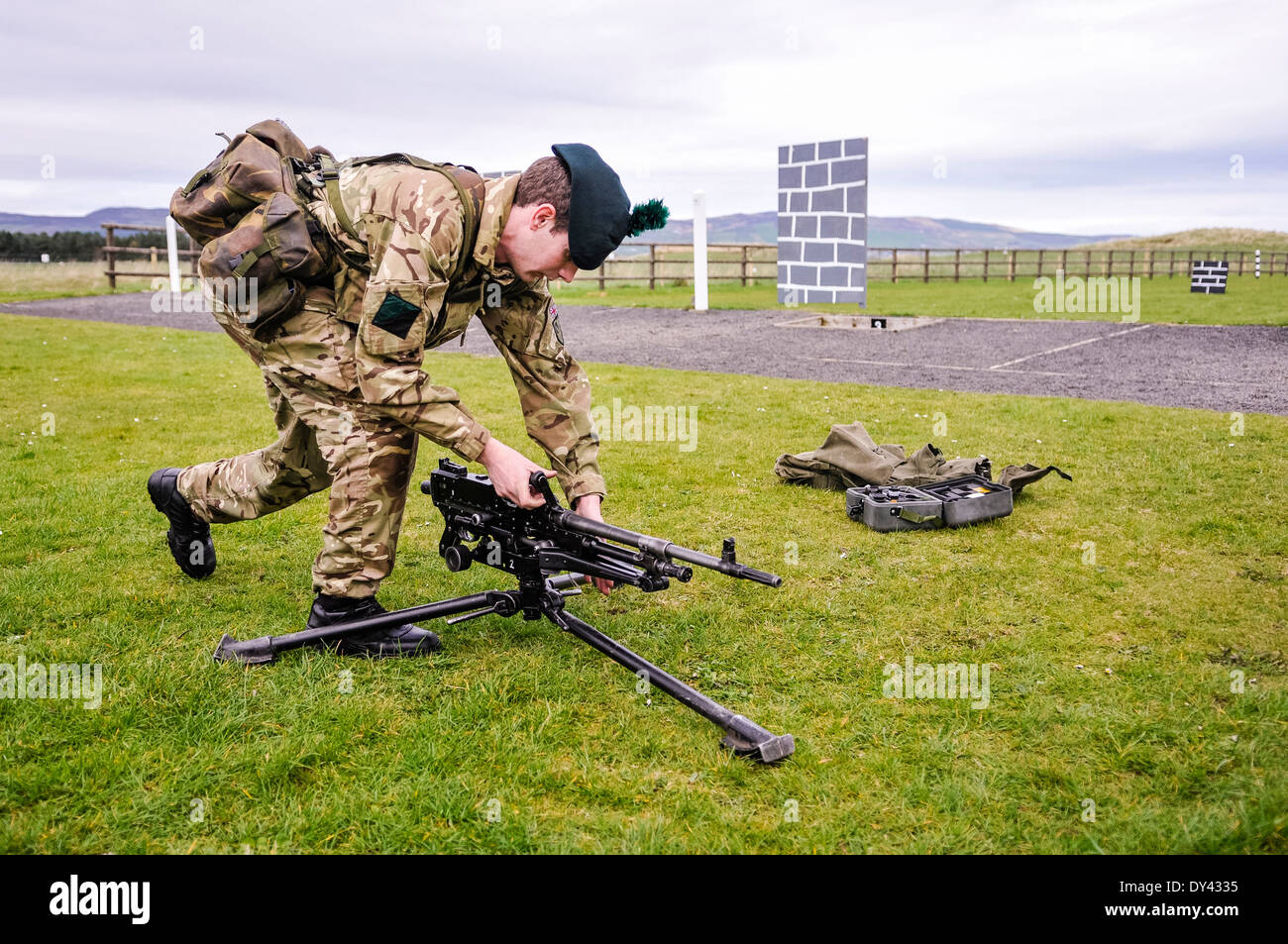 A soldier from 2nd Batt Royal Irish Regiment attaches a General Purpose Machine Gun (GPMG) to a tripod Stock Photo