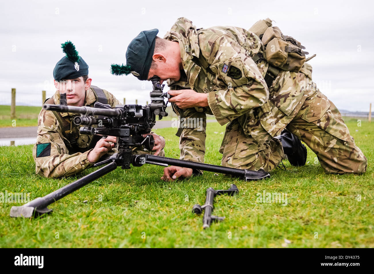 A soldier from 2nd Batt Royal Irish Regiment aligns a General Purpose Machine Gun (GPMG) using its adjustible sight Stock Photo