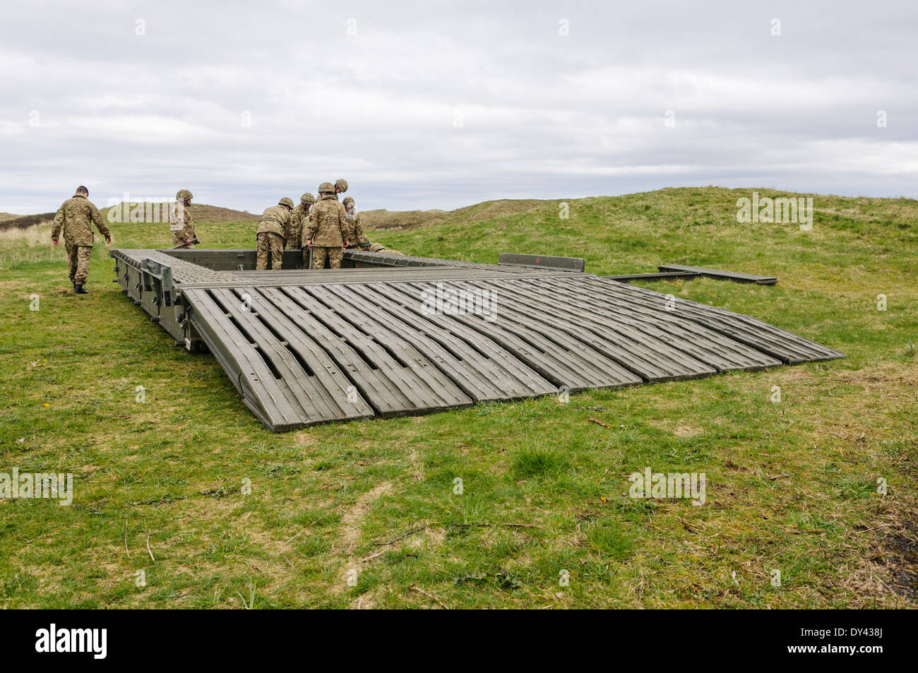 Soldiers from the Royal Engineers assemble a mobile bridge Stock Photo