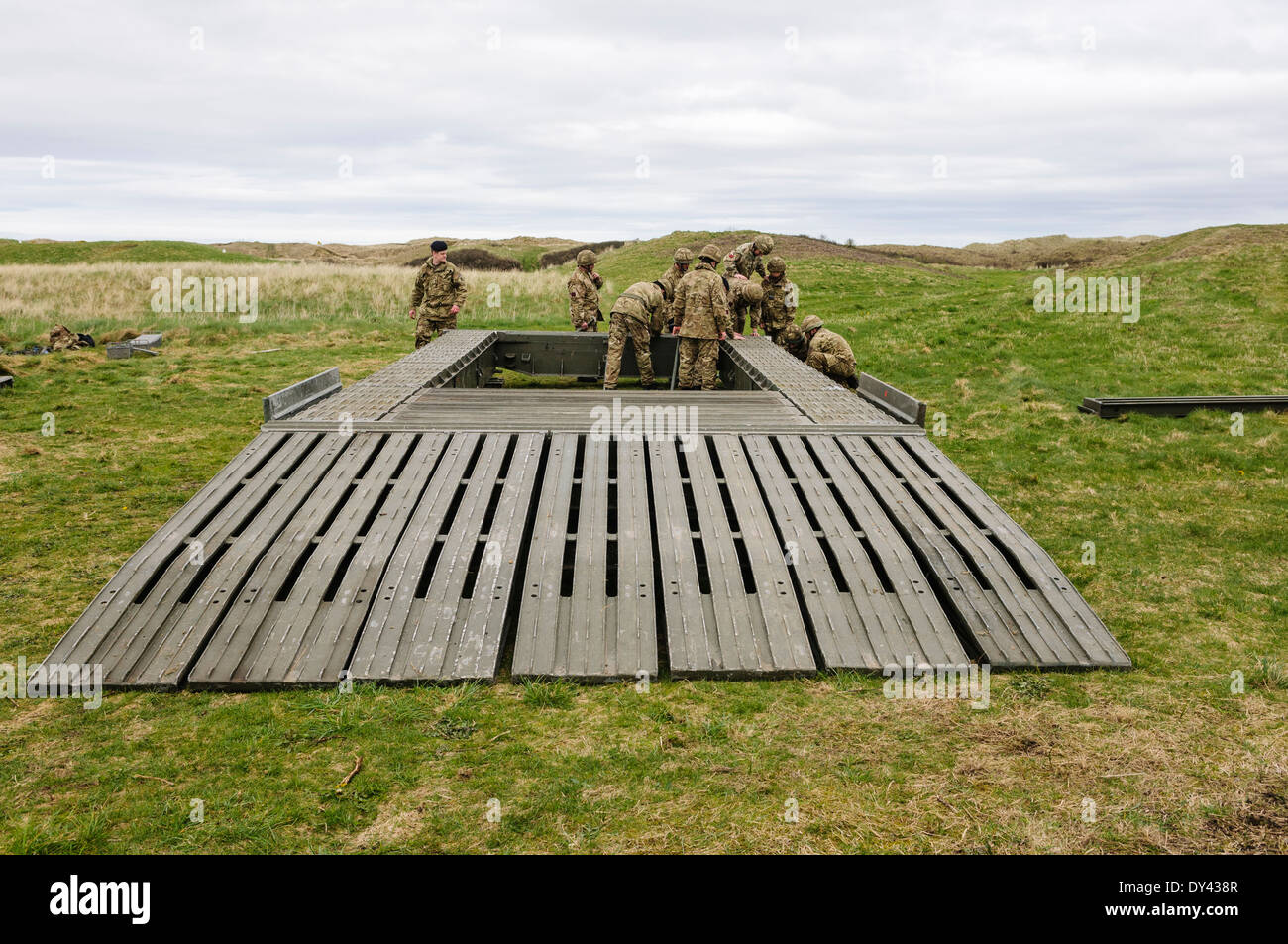 Soldiers from the Royal Engineers assemble a mobile bridge Stock Photo