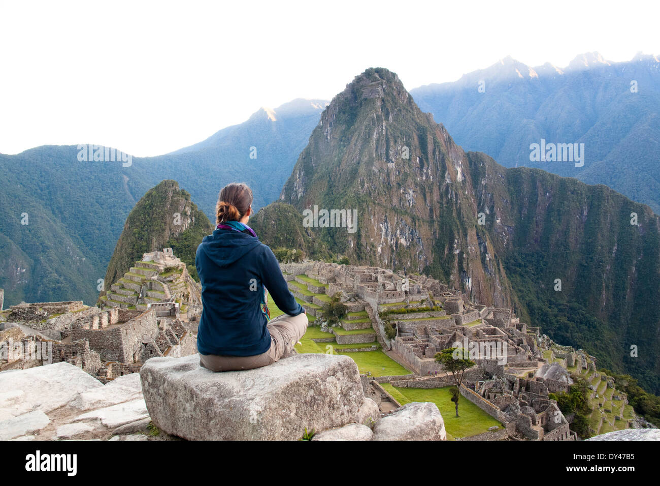 Girl machu picchu hi-res stock photography and images - Alamy