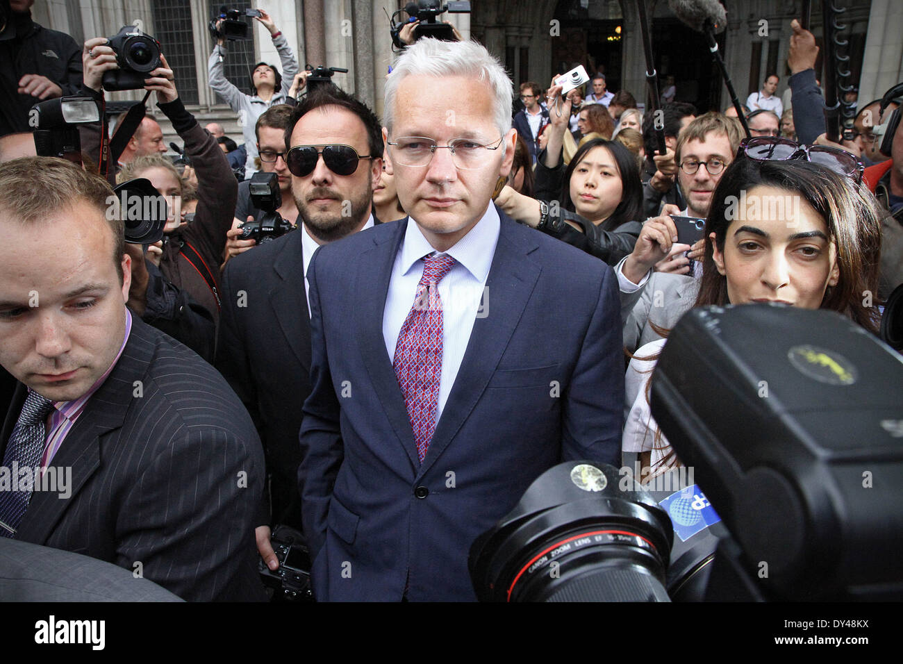 Wikileaks founder Julian Assange leaves the Royal Courts of Justice in London Stock Photo