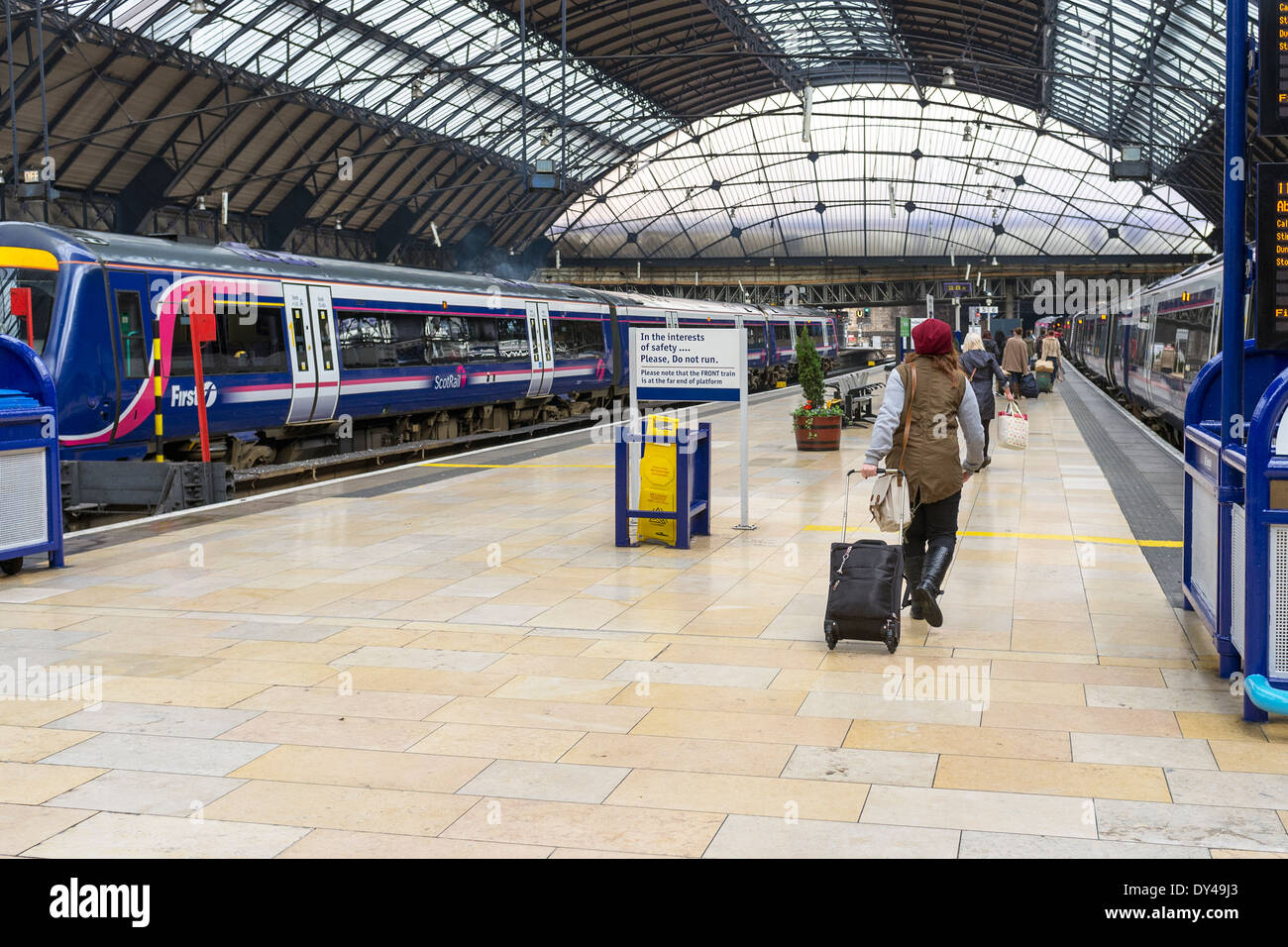 Passengers on the platform at Queen Street Railway Station, Queen Street, Glasgow, Scotland, UK Stock Photo