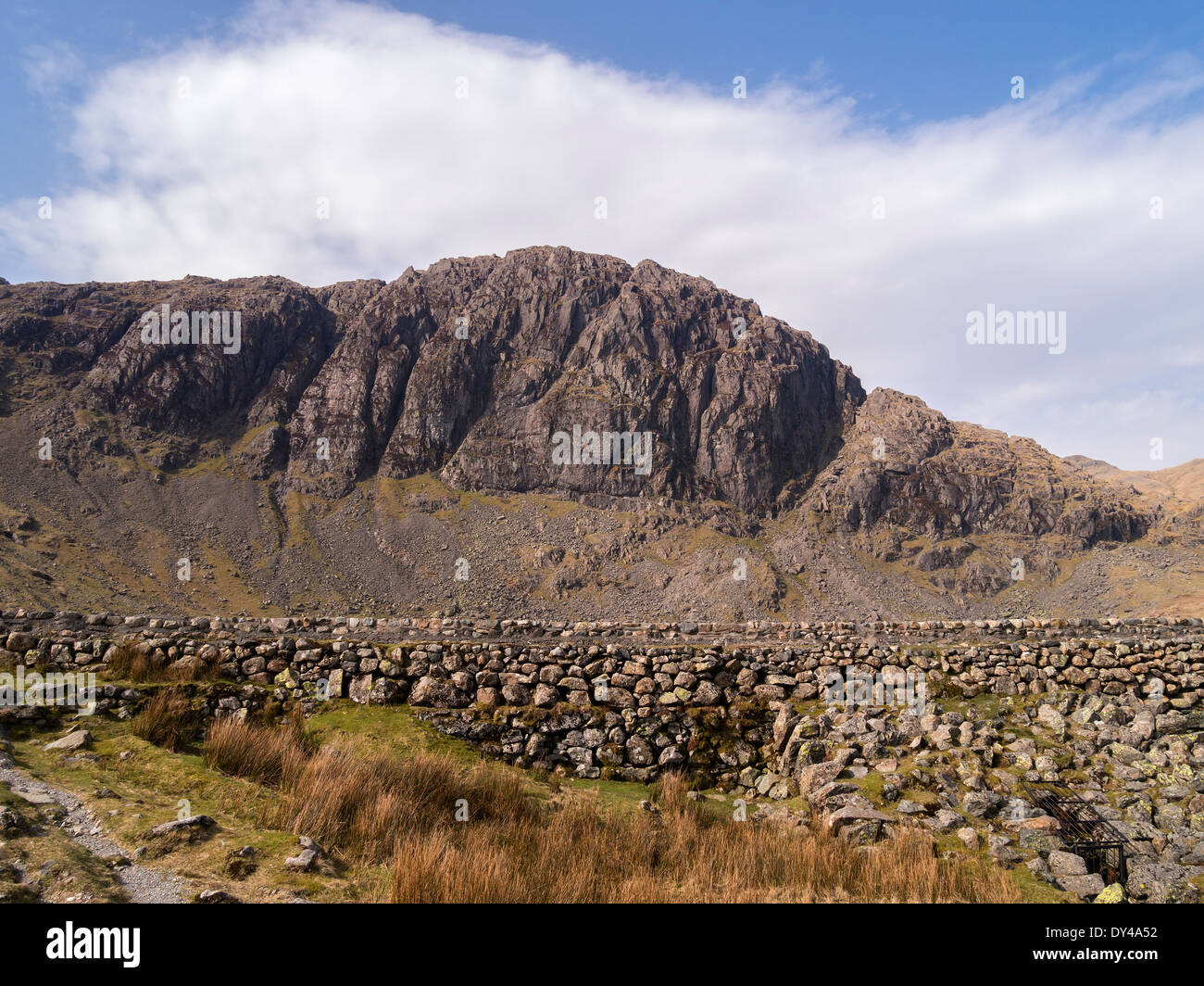 Pavey Ark mountain with Stickle Tarn dam below, Langdale Pikes, Great Langdale, Lake District, Cumbria, England, UK Stock Photo