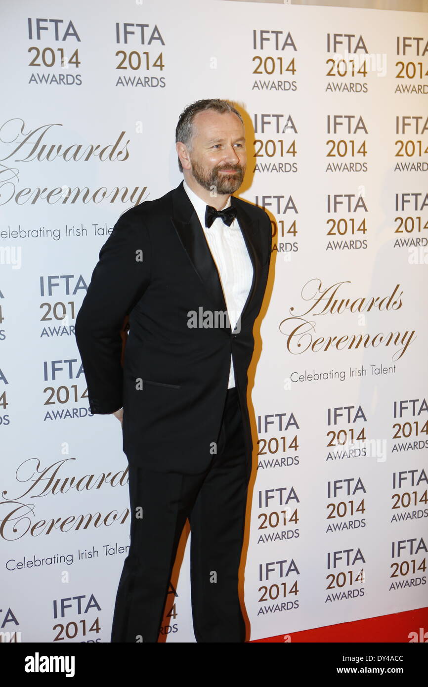 Irish television presenter D‡ith’ î SŽ poses for the cameras on the red