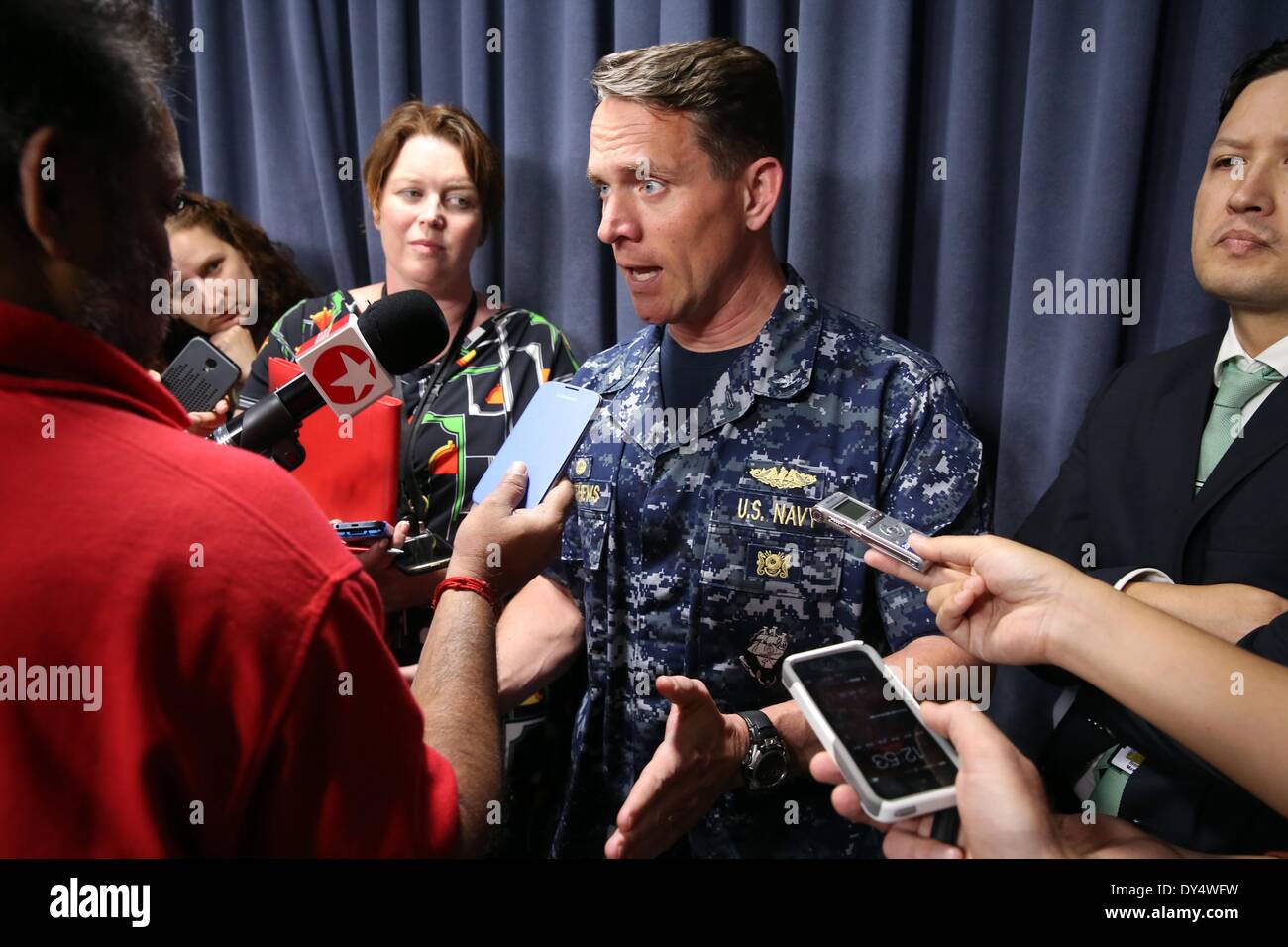 Perth, Australia. 7th Apr, 2014. U.S. Navy officer Mark Matthews (C) speaks to the media in Perth, Australia, on April 7, 2014. An Australian vessel searching the missing Malaysian flight 370 has detected electronic pulse signals probably related to the black box in the Indian Ocean during the past 24 hours. However, the unsuccessful effort to reacquire the signal later may suggest the battery may finish in a very short time, according to searching officials and U.S. Navy technicians. Credit:  Xu Yanyan/Xinhua/Alamy Live News Stock Photo