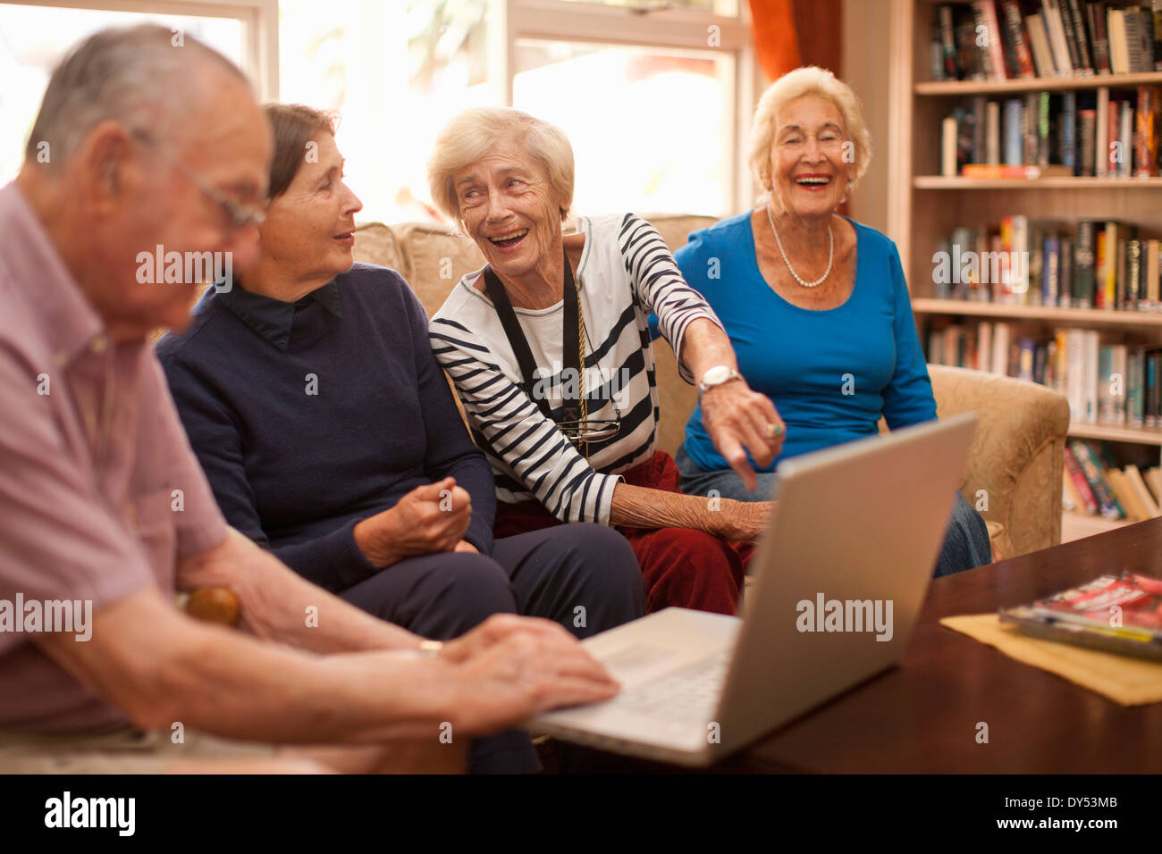 курсы в пушкино. семинары для пожилых. иностранные языки для пенсионеров. курсы английского для пенсионеров. пожилые люди обучаются.