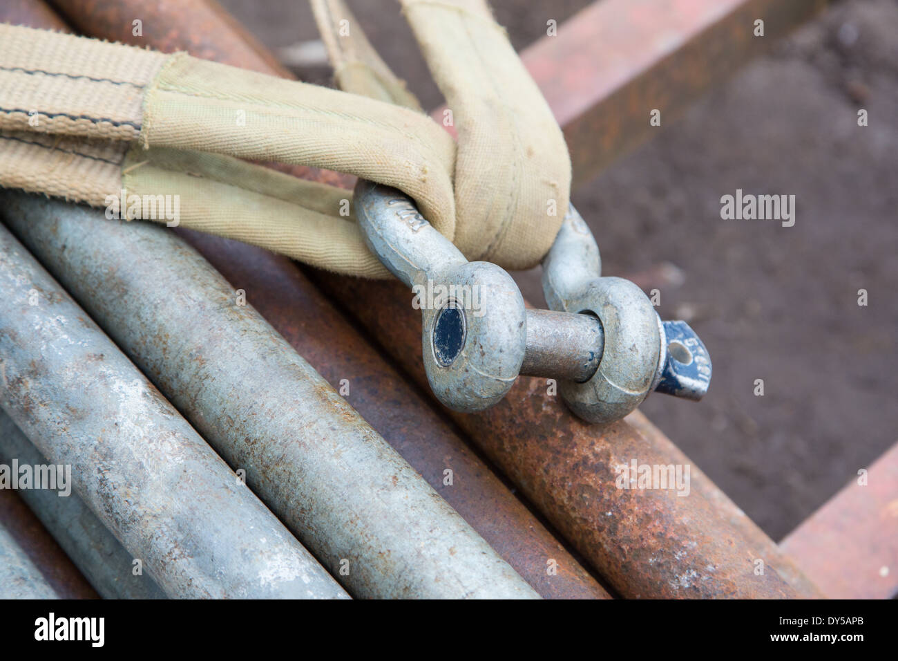 shackle and lifting sling Stock Photo - Alamy