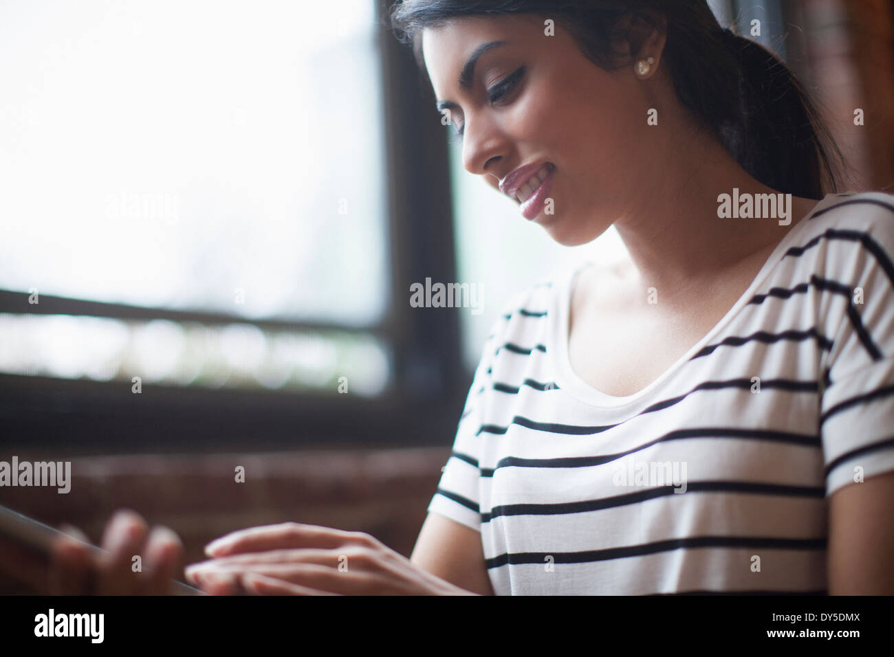 Young woman using laptop computer Stock Photo - Alamy
