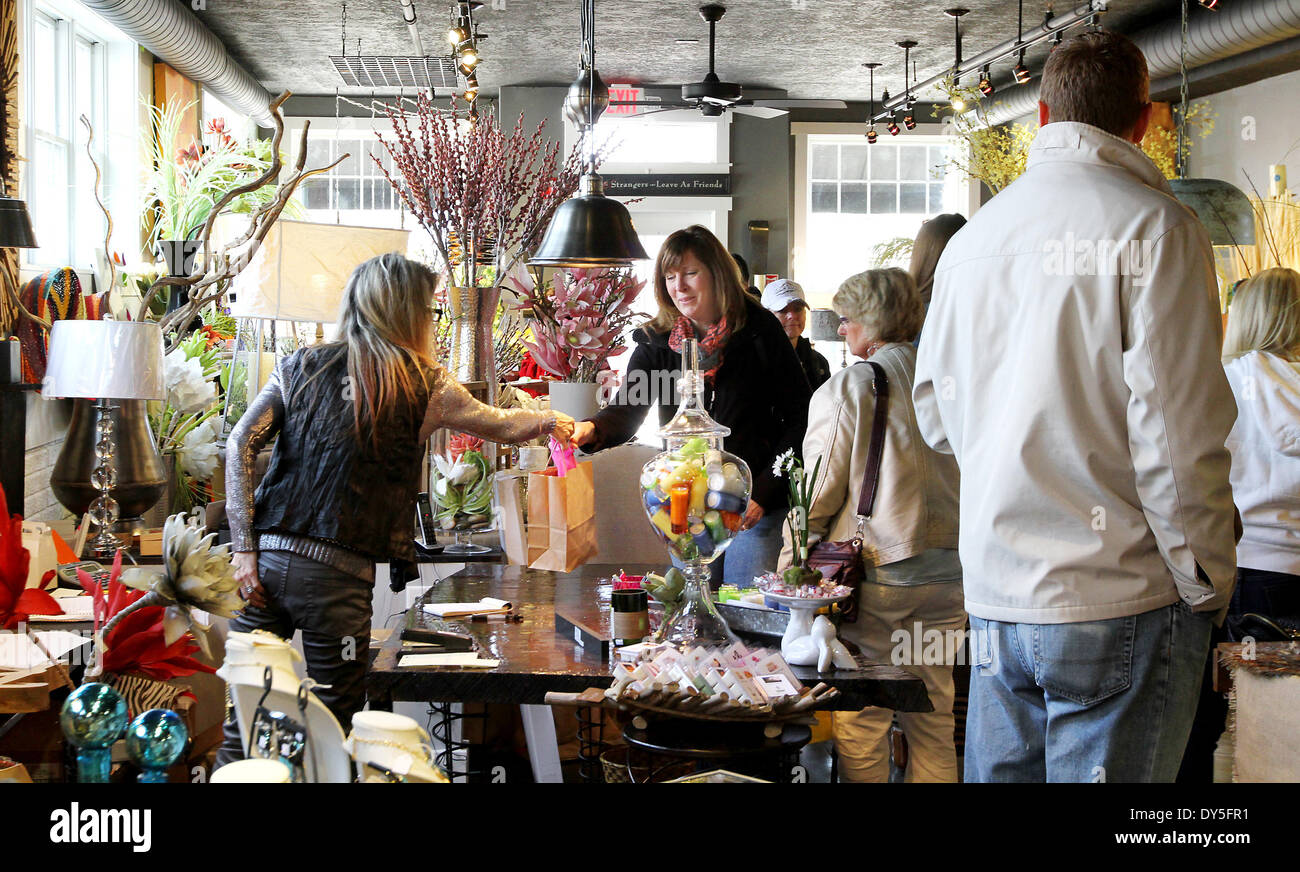 Le Claire, IOWA, USA. 5th Apr, 2014. Shoppers enjoy the day in downtown Le Claire, Iowa Saturday April 5, 2014. © Kevin E. Schmidt/ZUMAPRESS.com/Alamy Live News Stock Photo