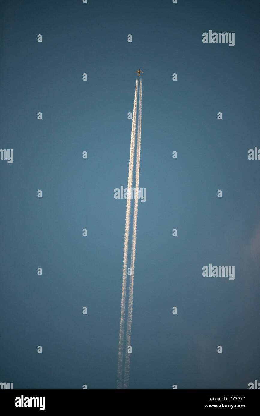 Aviation clear sky contrails hi-res stock photography and images - Alamy