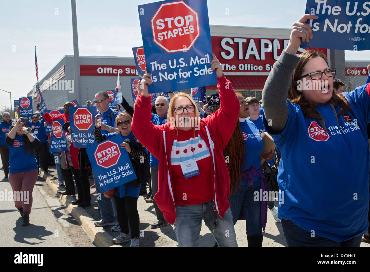 Union members picket Staples office supply store to protest plans to privatize post office services. Stock Photo