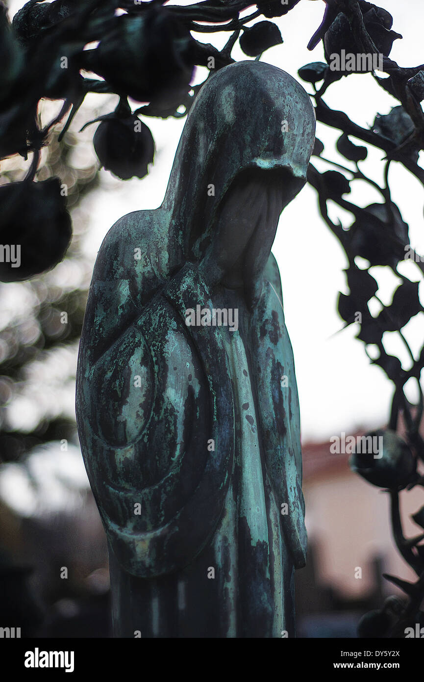 Woman statue crying at the cemetery Hietzing, Vienna Austria. Color