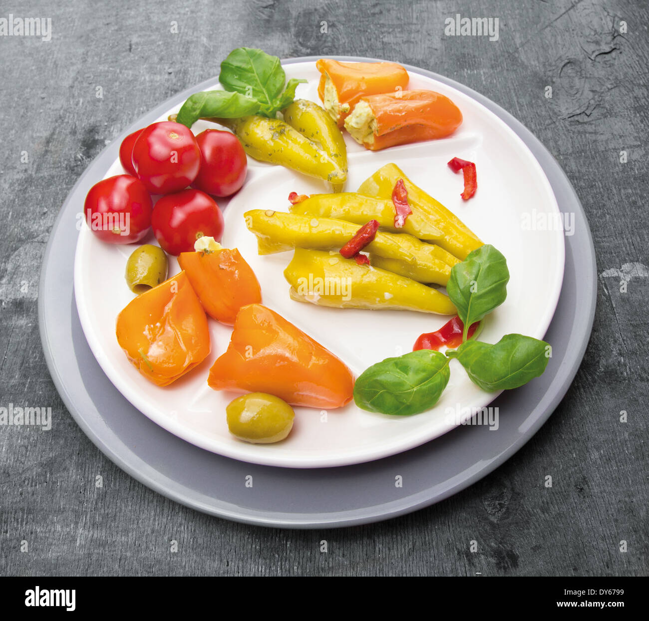 красный перчик с сыром фета greko 240 г. Antipasti перцы фаршированные сыром. перчики греко лоток. перчики черри фаршированные сыром. Antipasti перцы оливки.