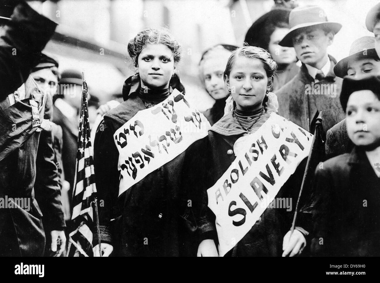 CHILD SLAVERY Girls with  slogans in Yiddish and English during a Labor Day parade in New York, 1 May 1909 Stock Photo