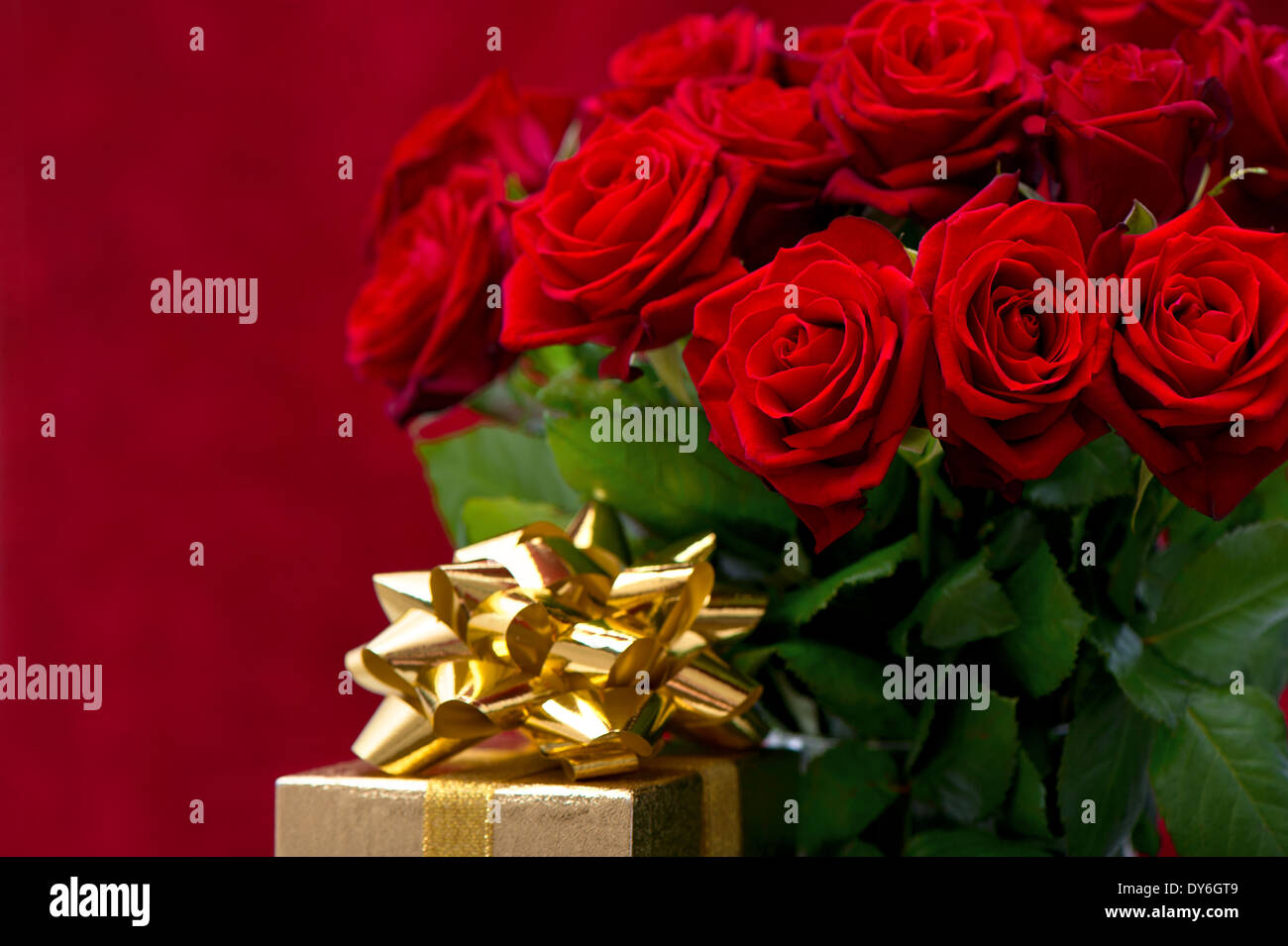 Happy Birthday Card with Bouquet of Red Roses, Close Up Stock Photo - Alamy