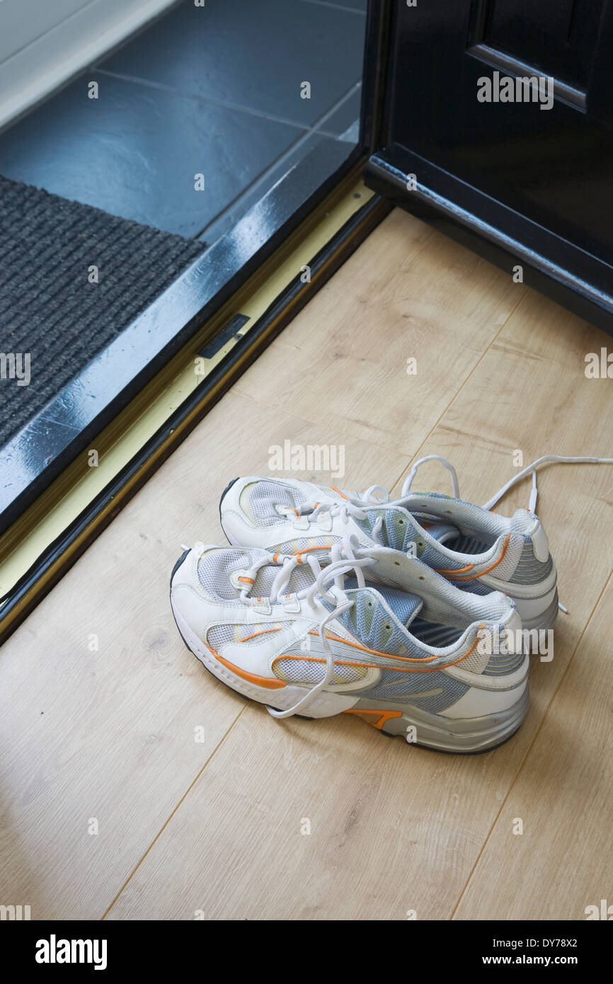 Door mat shoes at front entrance hi-res stock photography and images - Alamy