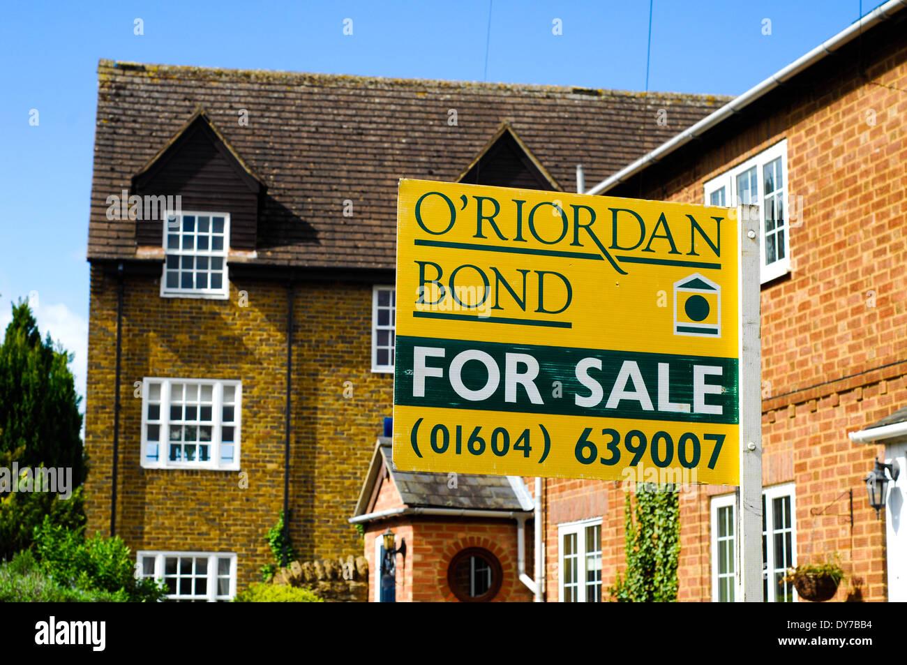 House for sale sign Stock Photo Alamy