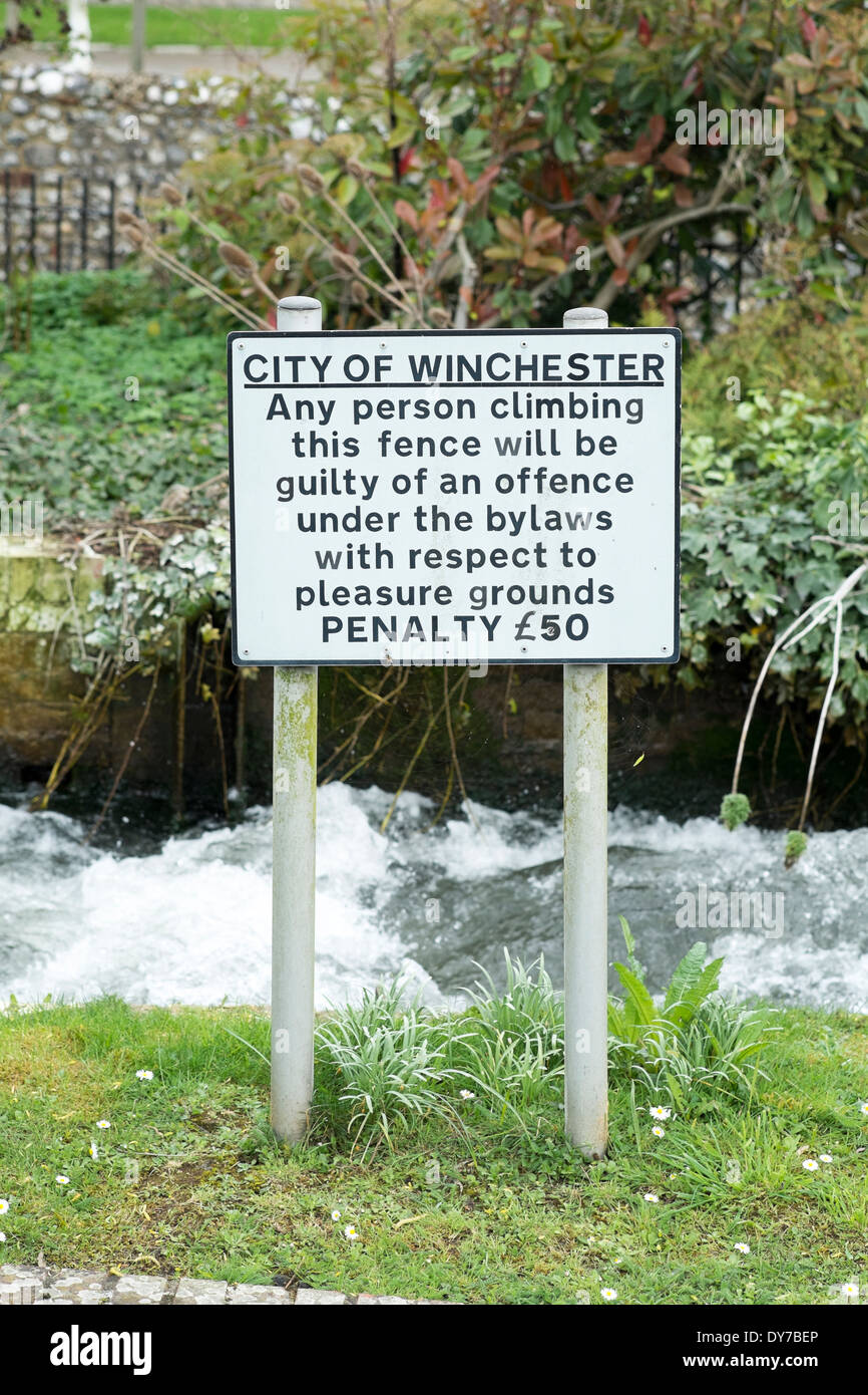City of Winchester bylaw warning of £50 penalty for trespass Stock Photo