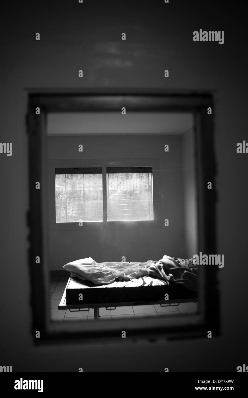 Empty hospital bed hi-res stock photography and images - Alamy