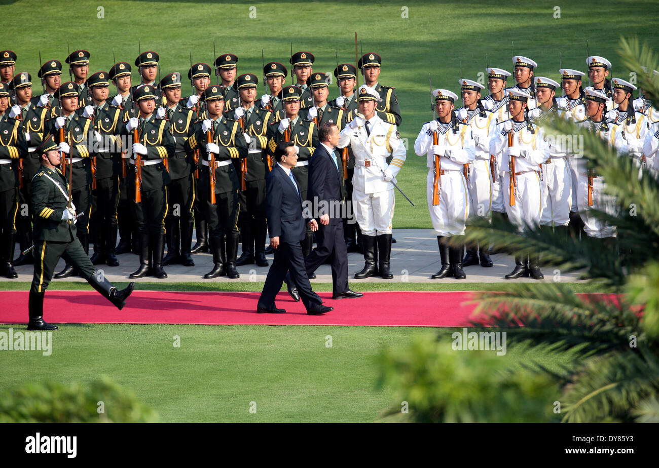 Beijing, China's Hainan Province. 9th Apr, 2014. Chinese Premier Li Keqiang (L, center) and Australian Prime Minister Tony Abbott (R, center) review the guard of honor at the welcoming ceremony before the annual talks between the two countries' government leaders, in Sanya City, south China's Hainan Province, April 9, 2014. Credit:  Ding Lin/Xinhua/Alamy Live News Stock Photo