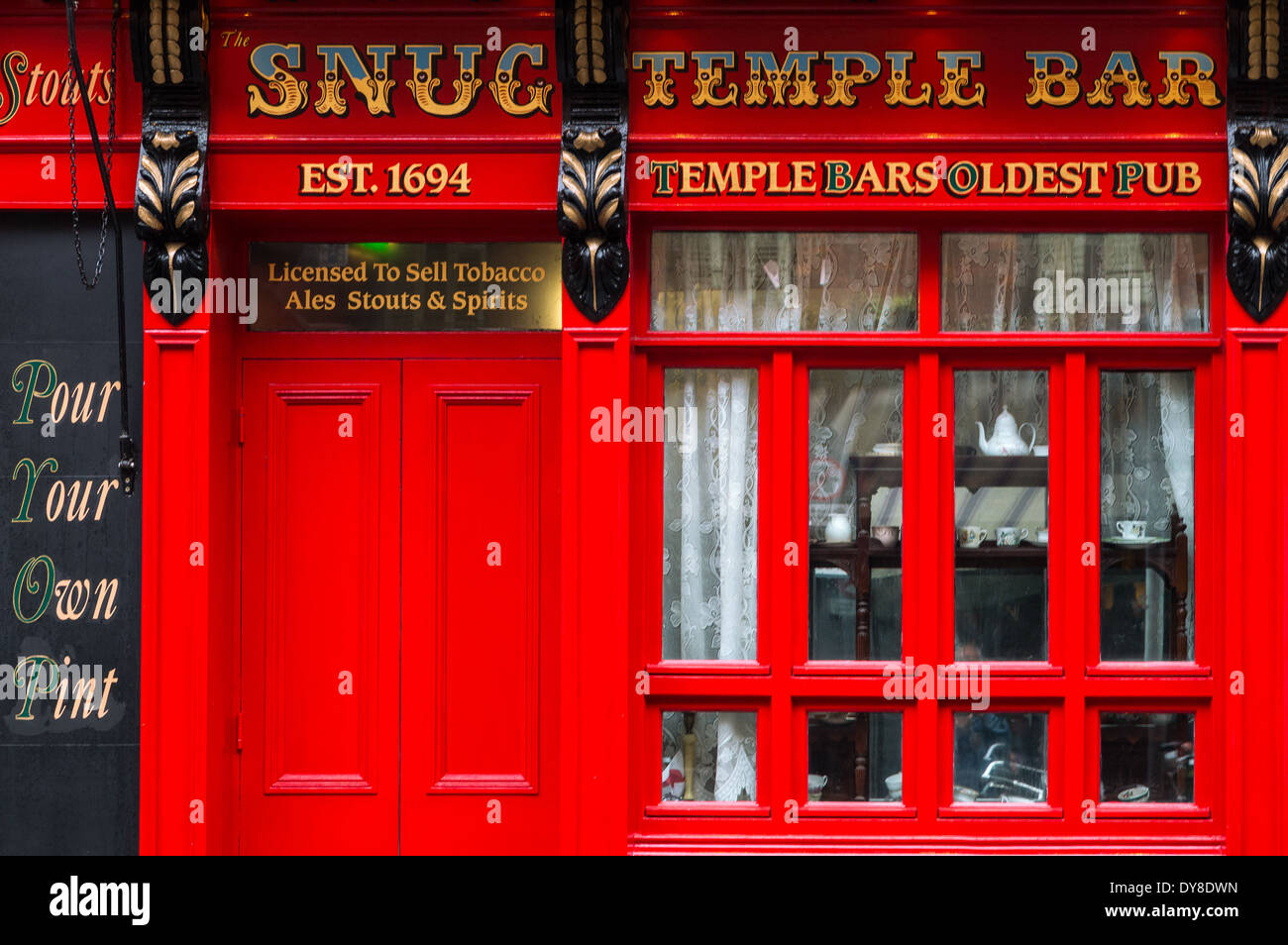 Ireland, Dublin, shops of the Temple Bar quarter Stock Photo Alamy
