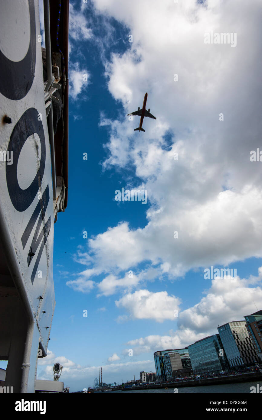 DHL 757 flys low over the Liffey Dublin at Flightfest Stock Photo