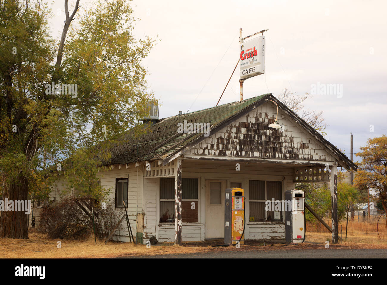 USA, Oregon, Shaniko, old abandoned gas station Stock Photo Alamy