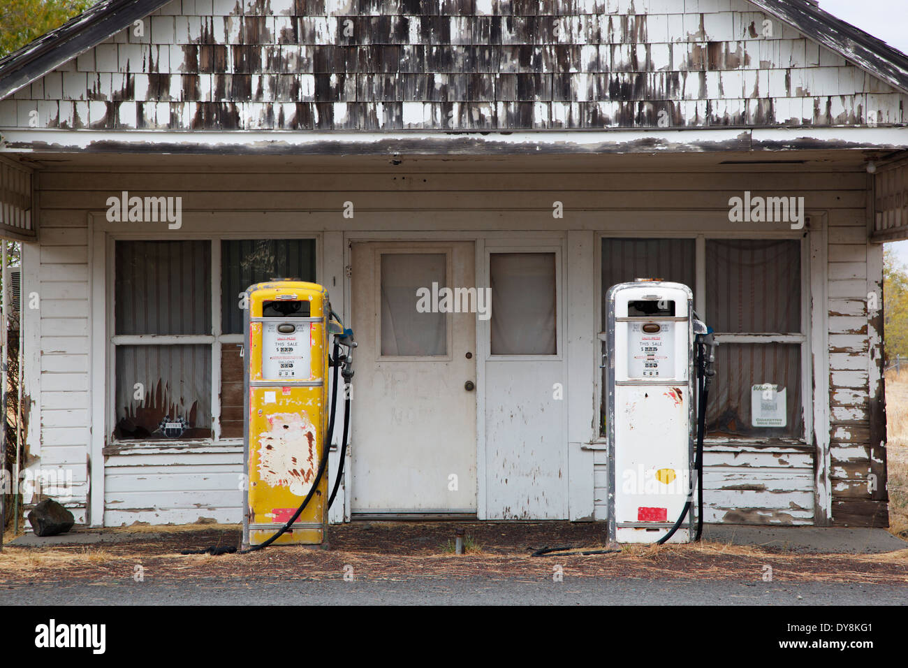 USA, Oregon, Shaniko, old abandoned gas station Stock Photo Alamy